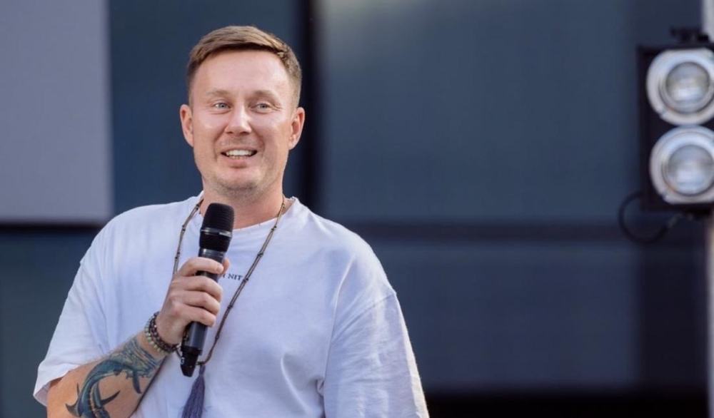 Роман Тугашев з мікрофоном на події