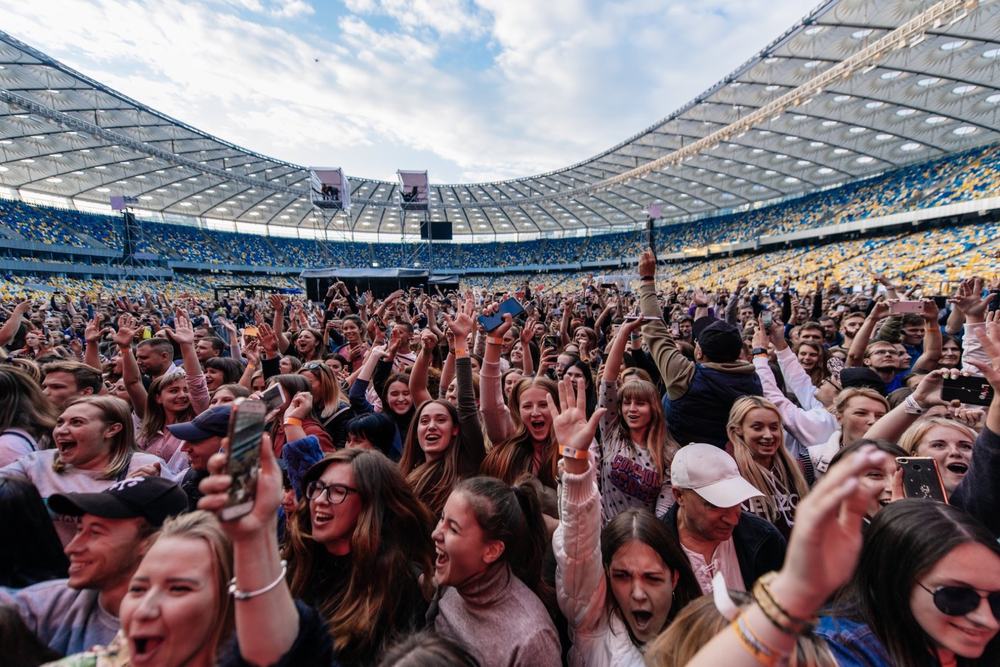 Велика аудиторія на фестивалі перед сценою